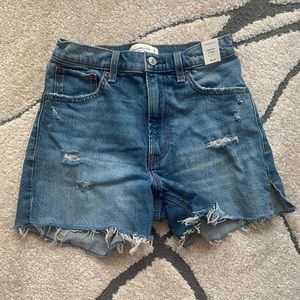 ABERCROMBIE HIGH RISE MOM SHORTS 26/2